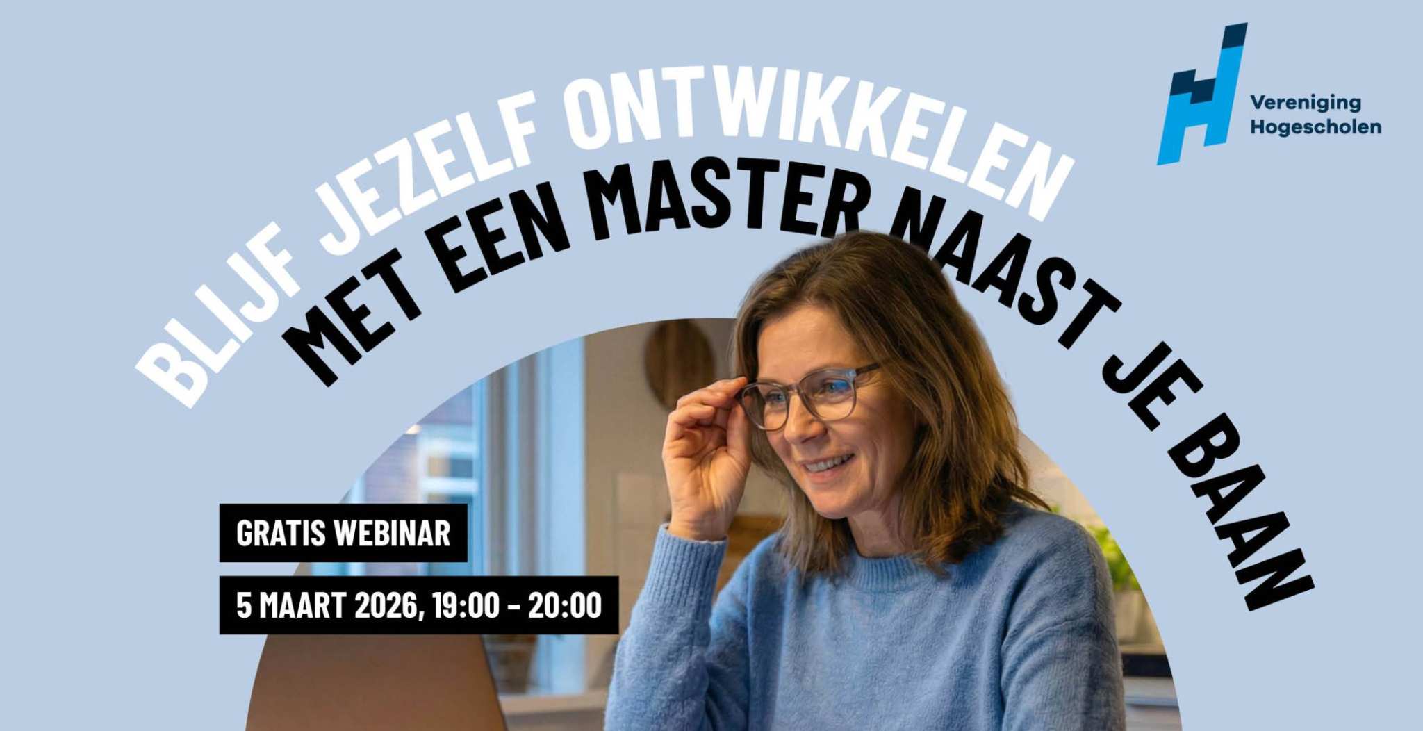 Vrouw met bril kijkt naar webinar van Vereniging van Hogescholen (materiaal VH)
