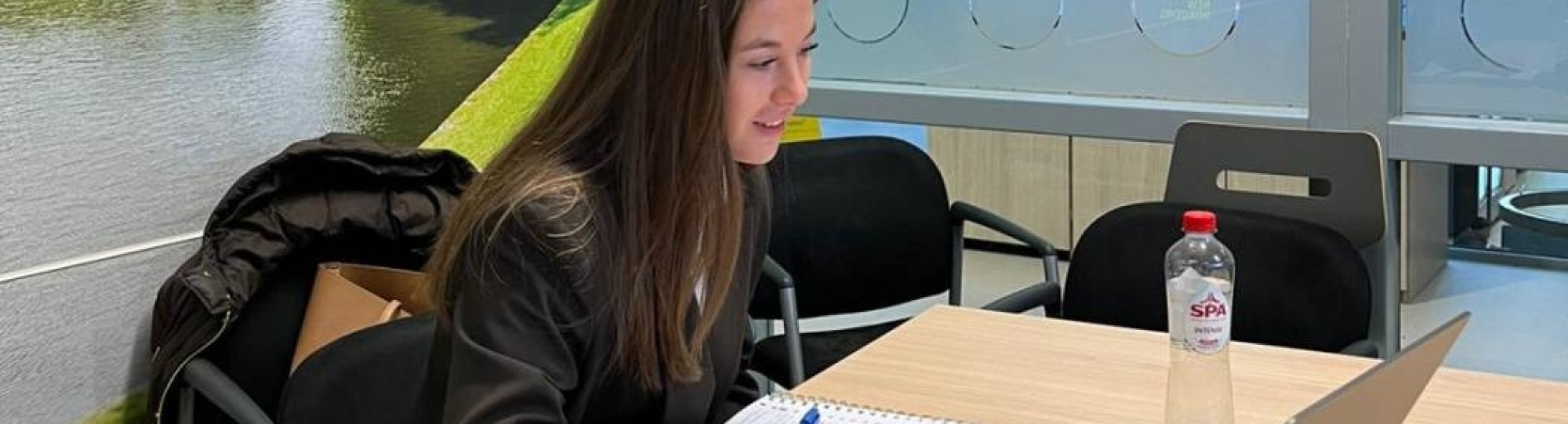 Isabella de Back, lid van HAN Sales Team aan het werk