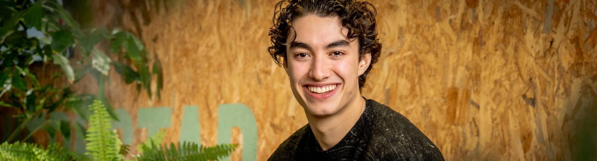 Paulino Valdes Morano studeert Mechanical Engineering (Werktuigbouwkunde) aan de HAN en heeft het bedrijf Gravity Gardens als start-up opgericht. Hij combineert plantenwetenschap met techniek en ruimtevaarttechnologie om groenten verticaal te kunnen telen.