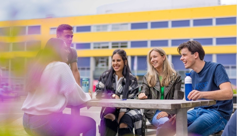 Groep studenten op het terras op HAN campus in Arnhem