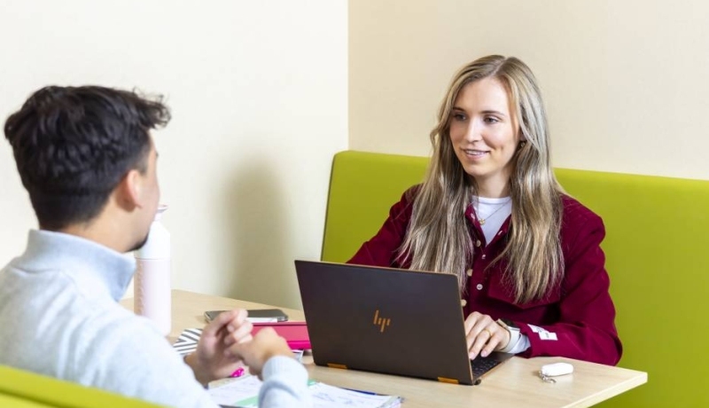 Didiet en Femke, student-ondernemers op de HAN met elkaar in gesprek