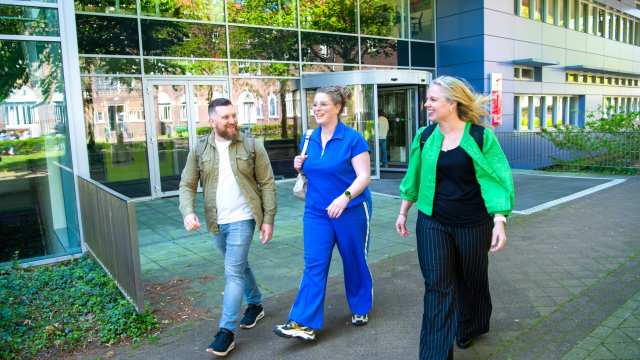 Studenten van de opleiding Learning & Development in Organisations deeltijd wandelen voor de Laan van Scheut 10. 