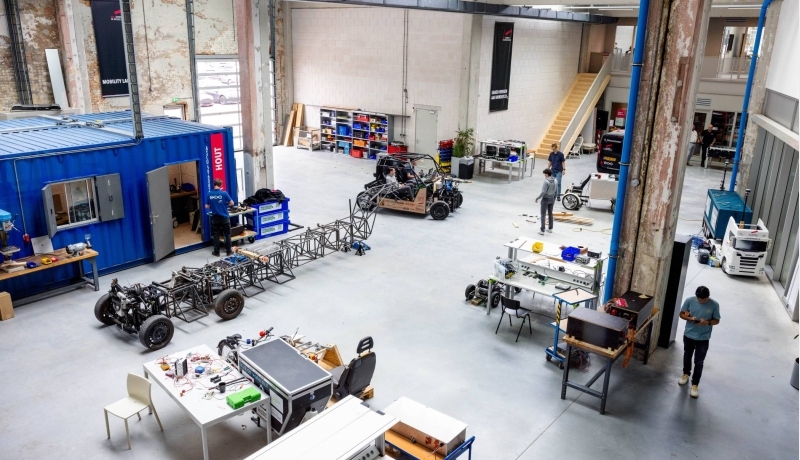 Overzichtsfoto van de grote hal, de grote ruimte, Mobility lab, van HAN Connectr op het IPKW.
In de hal zie je de waterstof bakfiets en de H2-demonstrator, ook zie je het voertuig MORE. Automotive Research