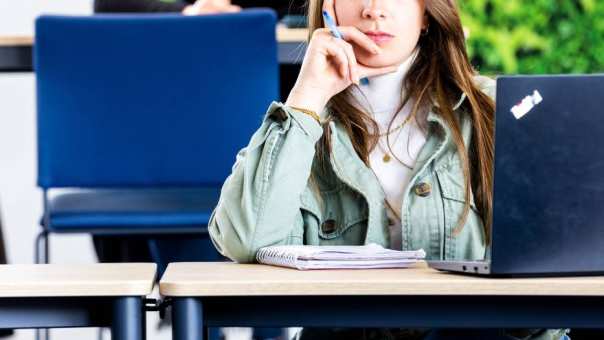 Studenten van de master pedagogiek volgen een les op de groenewoudseweg