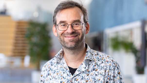 Portretfoto van docent Raoul Grouls bij de master Applied Data Science