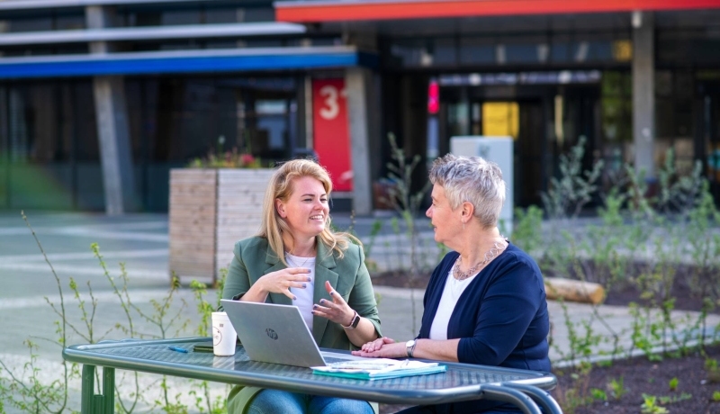 Cursus Zorglogistiek en Capaciteitsmanagement in de hal van Ruitenberglaan 31.