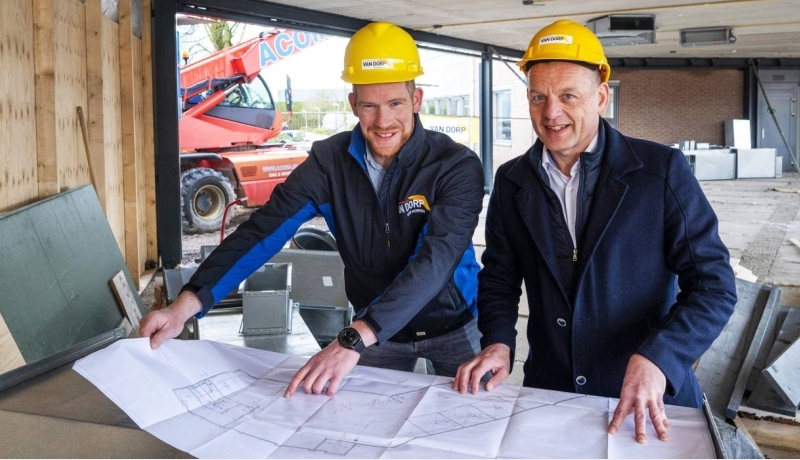 Stefan Hageman (l) en Martin Maatman van Van Dorp Installaties op locatie