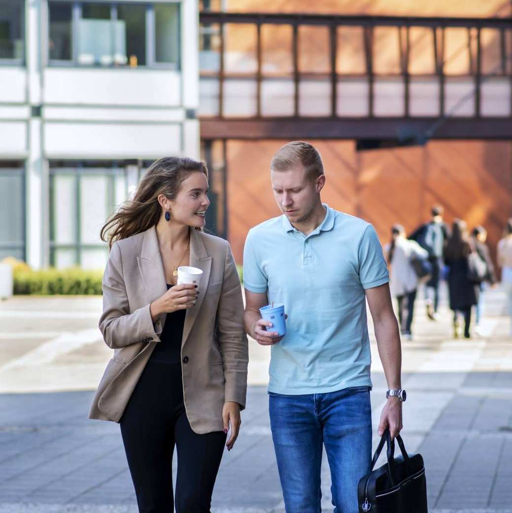 Deelnemers master Business Sales lopen naar college op de HAN.