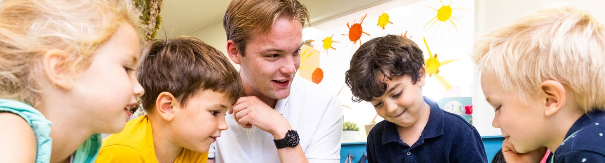 Leerkracht met kinderen aan het praten