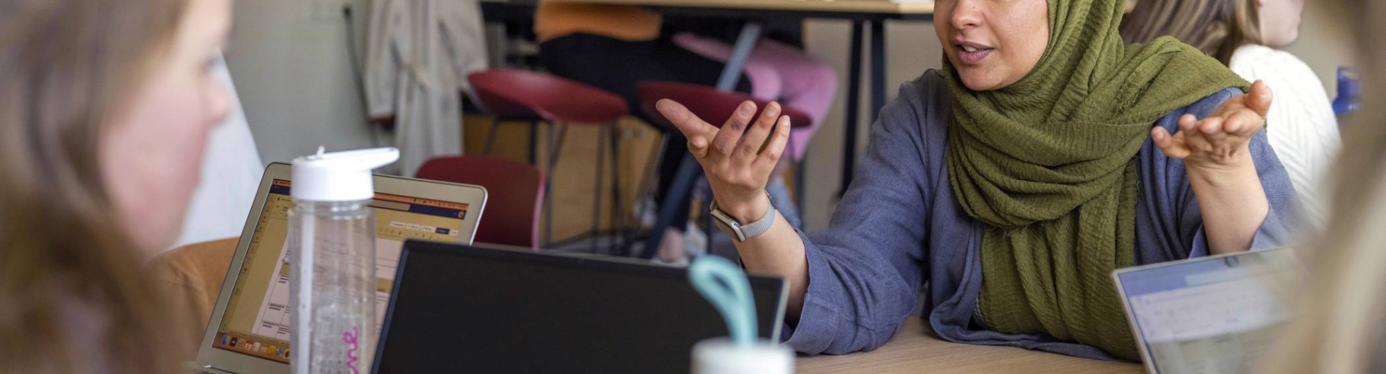 Health fotoshoot wijkcentrum studenten werken in groepjes in een klaslokaal