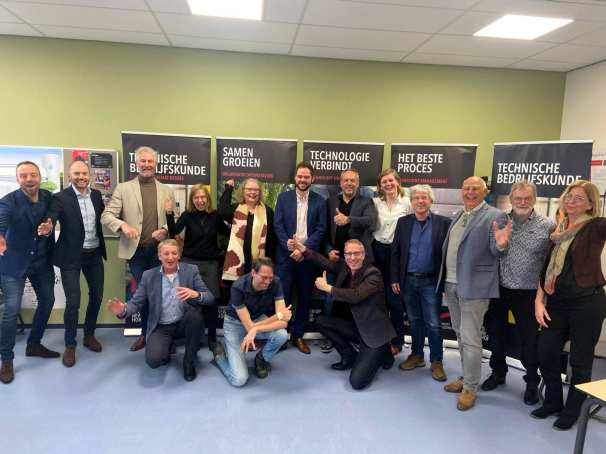 Groepsfoto tijdens de accreditatie van de opleiding Technische Bedrijfskunde van de academie Engineering en Automotive.