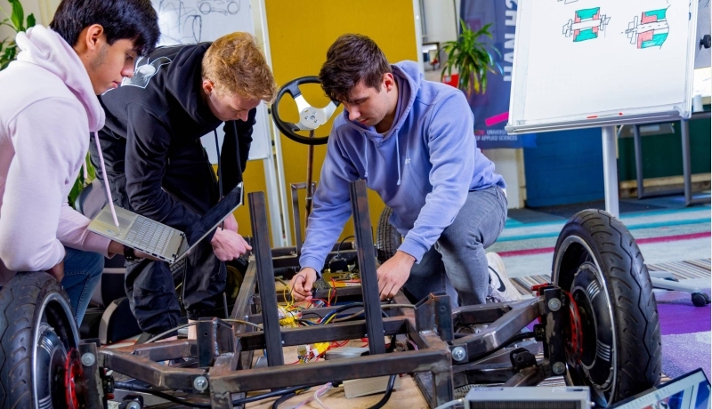 3 studenten werken aan Boyle, eenpersoonswaterstofvoertuig H2lab Waterstoflab IPKW 