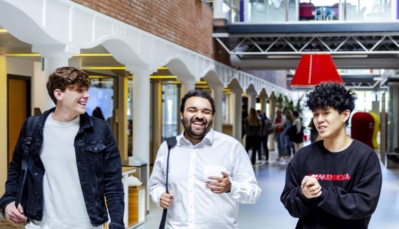International Business-studenten lopen door de gang op de HAN-campus aan de Ruiterberglaan 31 in Arnhem
