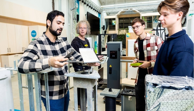 Studenten en docent Future (y)our Energy aan het werk op HAN Connectr