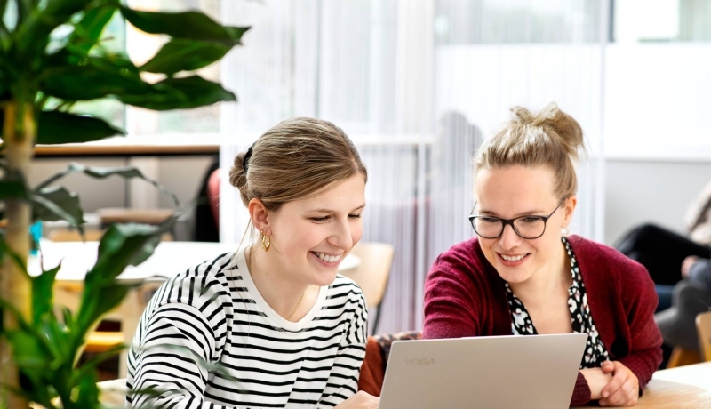 2 vrouwen aan het werk achter laptop - cursus zelfmanagement