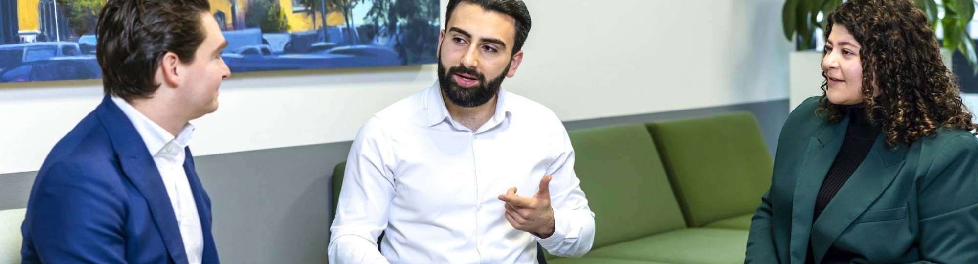 Studenten van onze post-hbo finance opleidingen overleggen met elkaar.