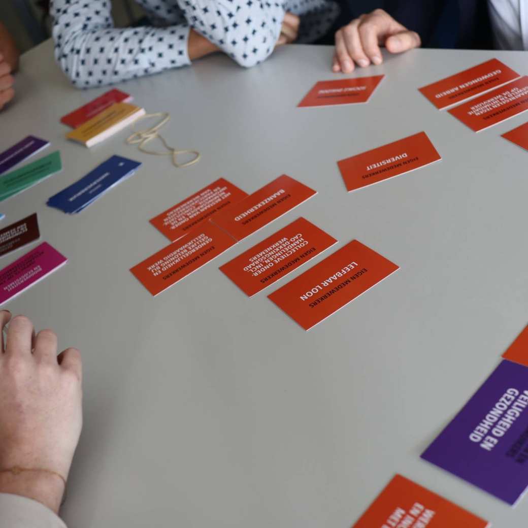 Een groep mensen doet het materialiteitsspel