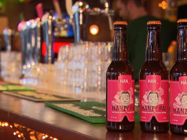 Drie biertje HANZY pai op een rij op de bar