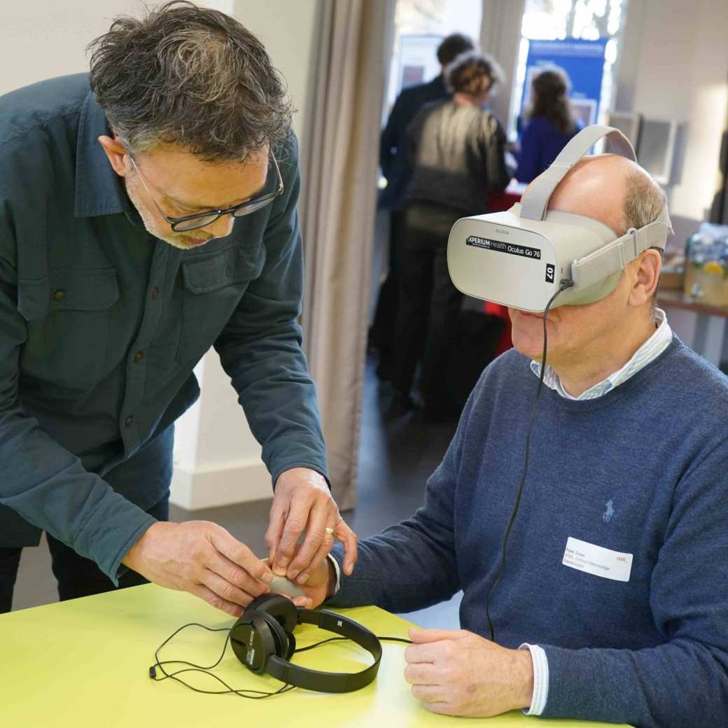 In de VR simulatie laaggeletterdheid kunnen mensen ervaren hoe het is om met iemand die laaggeletterd is in gesprek te gaan.