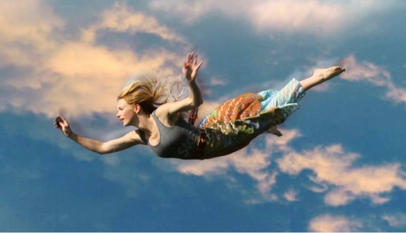 Centre for Creativity, Header Festival Kunst van het Los laten. vrouw met zomerse jurk in de wolken. Zonder parachute.