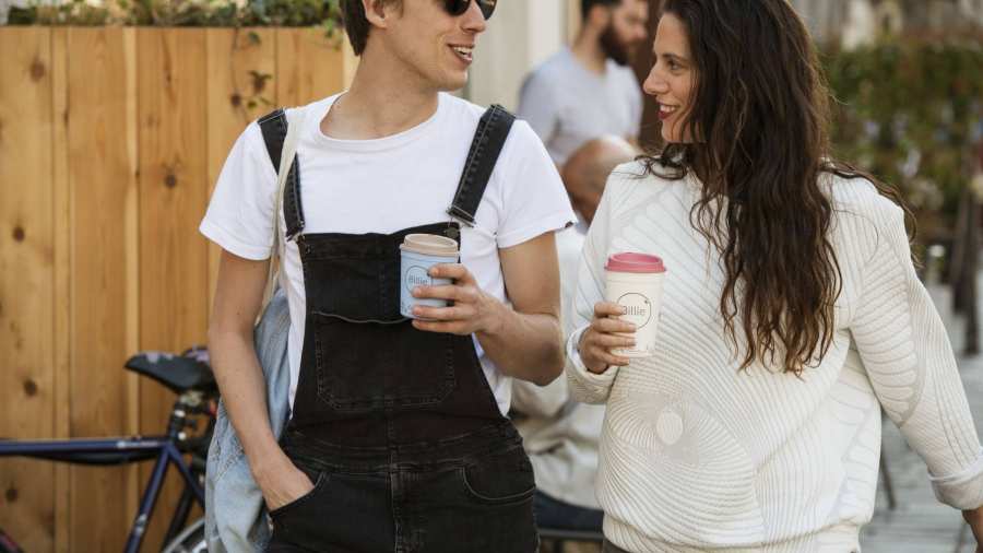 jongen en meisje met billie cup duurzame beker