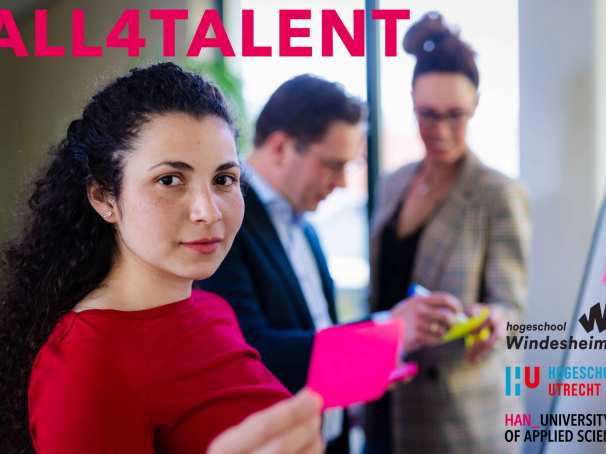 Beeldmerk voor het project ALL4TALENT. Een vrouw houdt een post-it omhoog en kijkt de camera in.