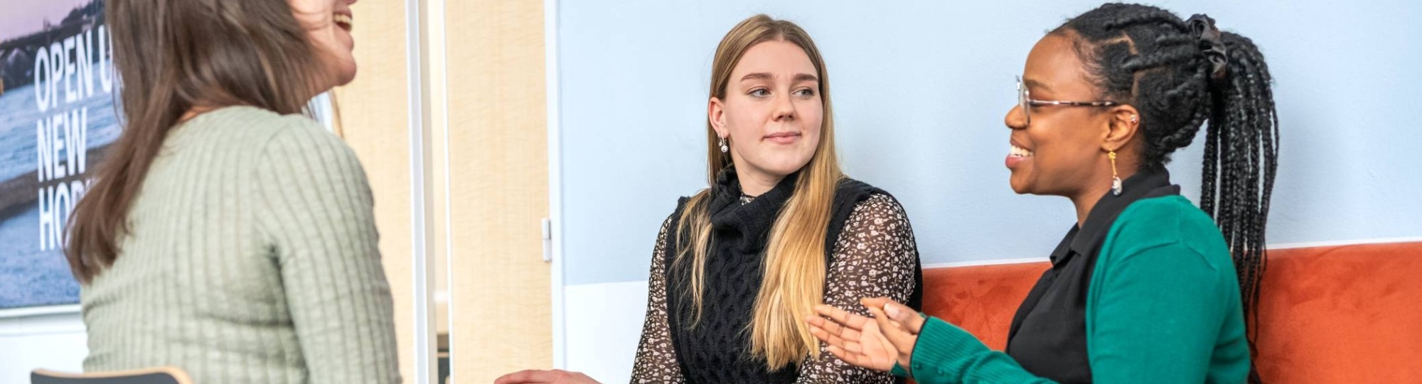 Deelnemers in gesprek op de bank