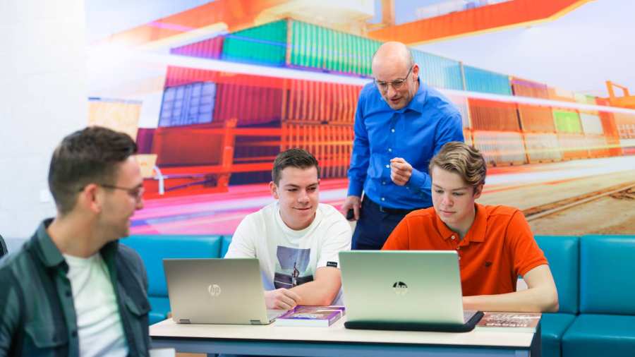 Logistiek docent legt iets uit aan studenten op de HAN Arnhem