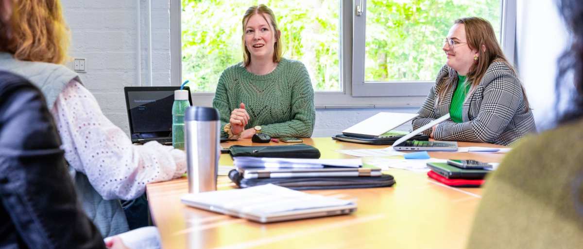 Vrouw in groene trui is in gesprek. Locatie groenewoudseweg, opleding maag-, darm-, leververpleegkundige.