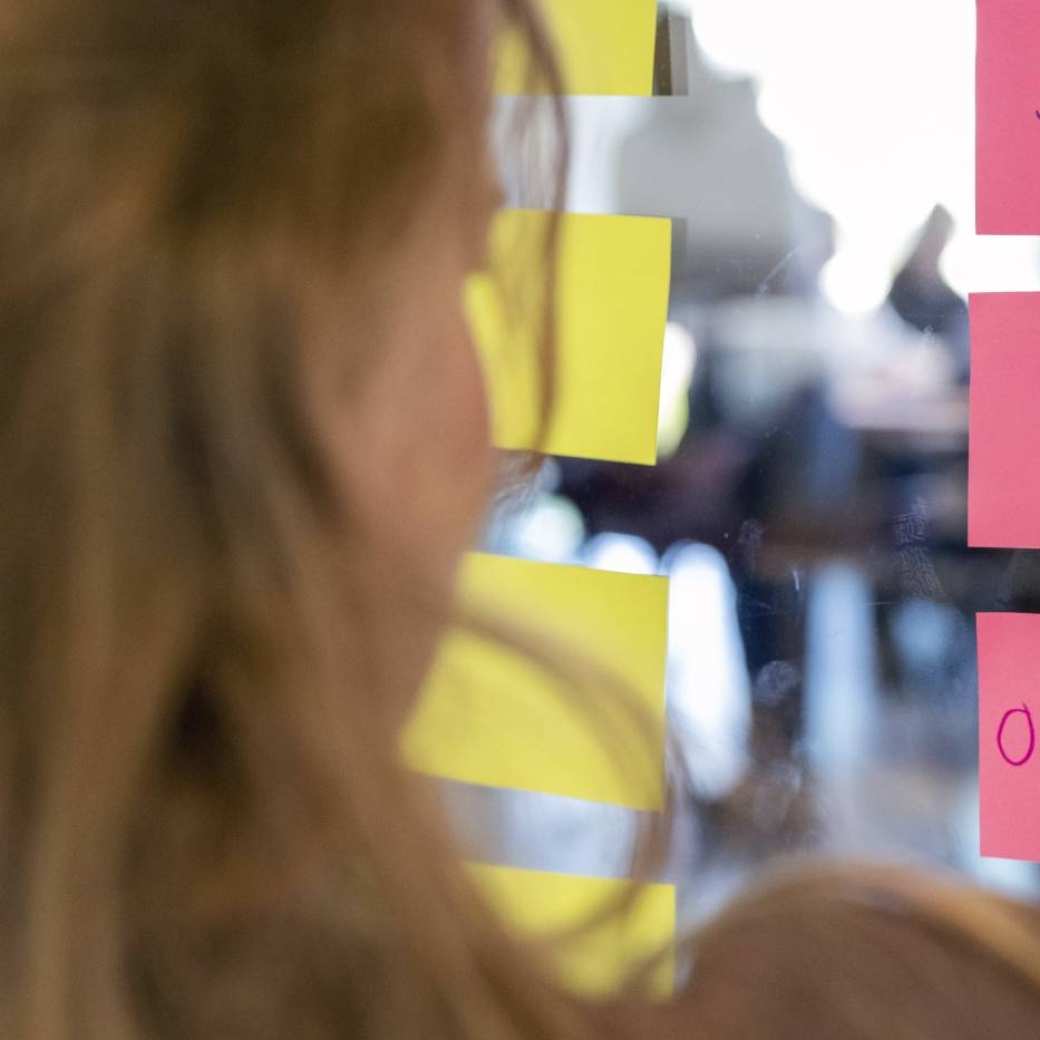 Health fotoshoot wijkcentrum student schrijft op plakbriefjes