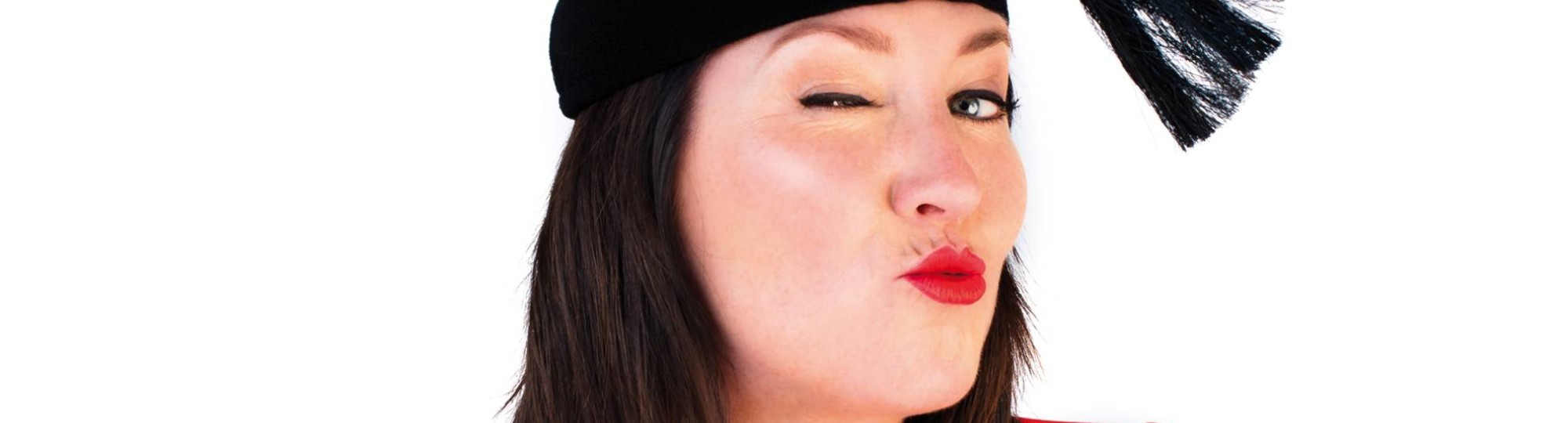Renate Reijnders met afstudeerhoedje. Campustheater