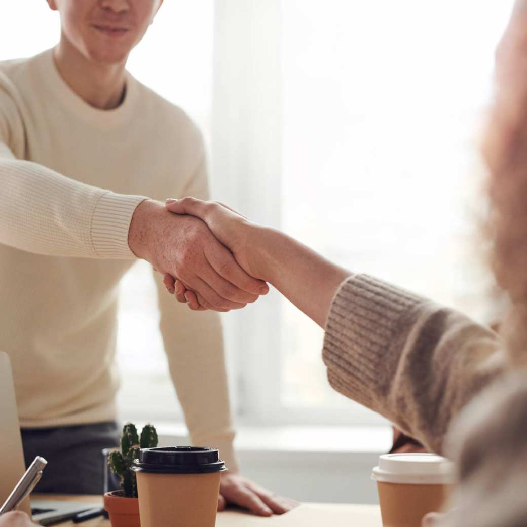 Stockfoto van twee personen die elkaar de hand schudden