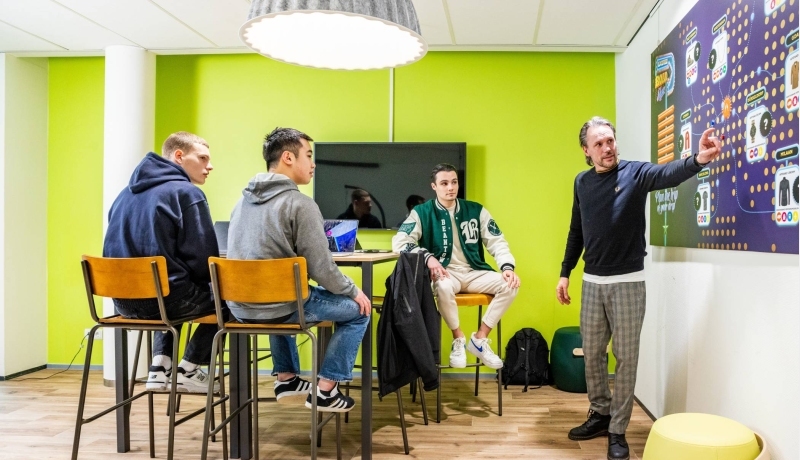 Studenten hbo Logistics Management krijgen uitleg van een docent
