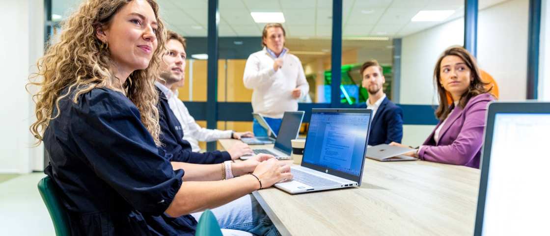 Studenten van de bachelor Commerciële Economie deeltijd, duaal in gesprek en samenwerken. 