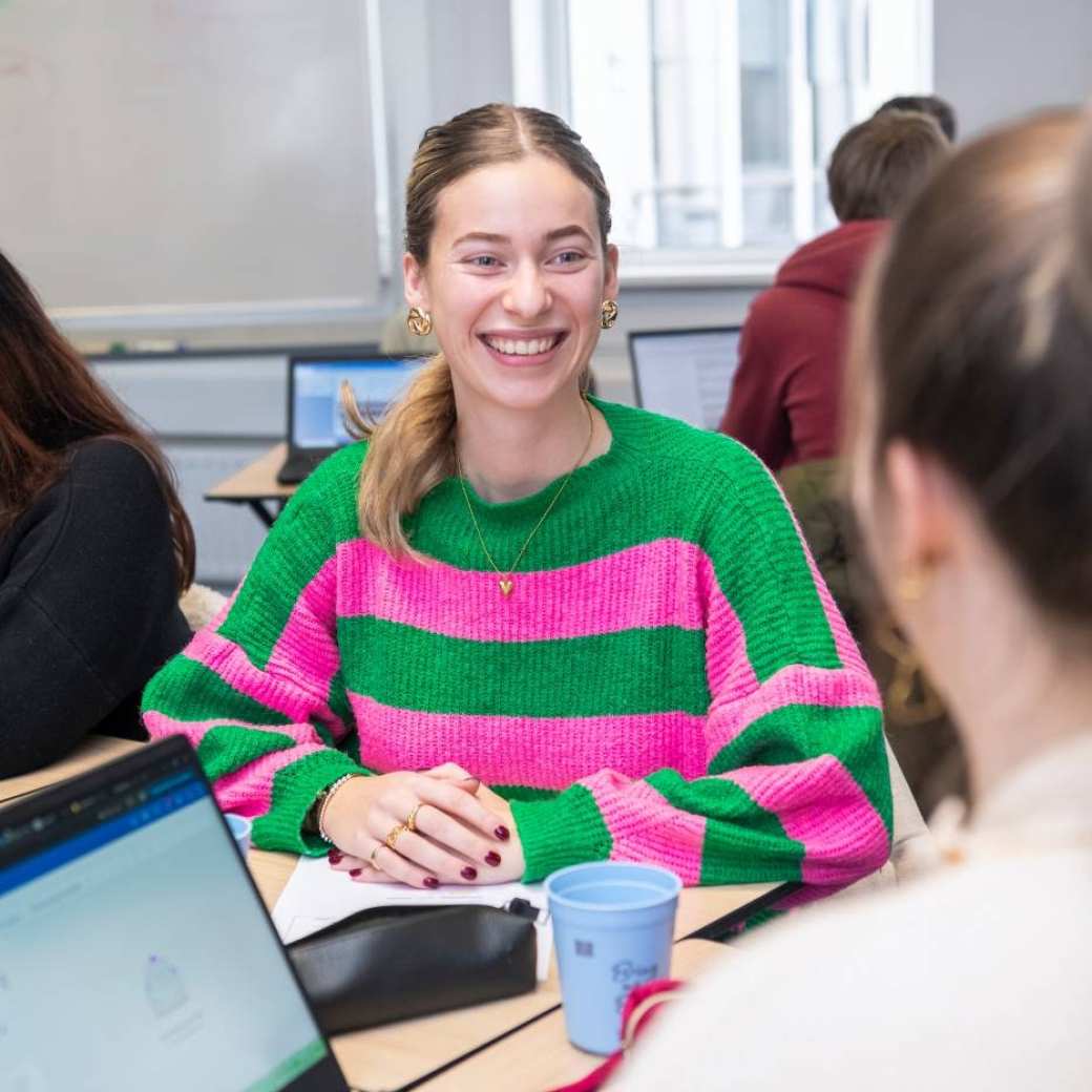 AMM LLO Caitlyn tijdens les Social Work deeltijd