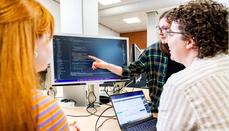 Bio Informatica studenten Martijn van der Pol en Philip de Groot werken aan data-analyse in het Bio-centrum