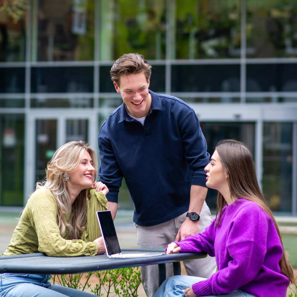 studenten van learning and development buiten bij de HAN campus