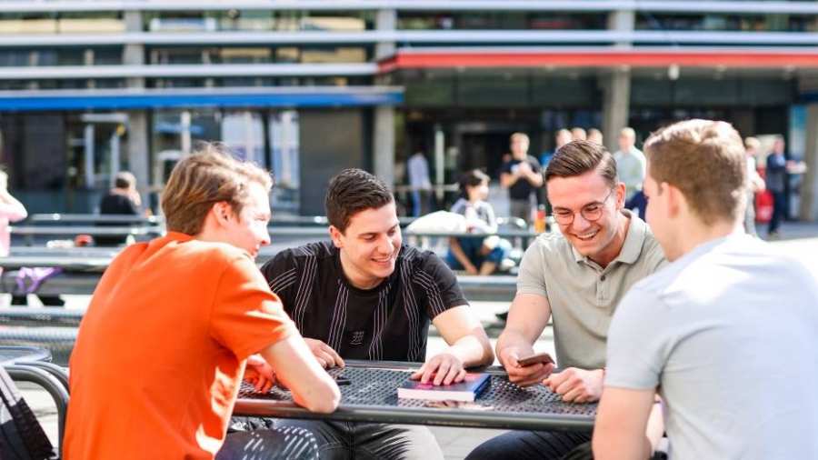 Studenten van hbo Logistics Management op de HAN campus