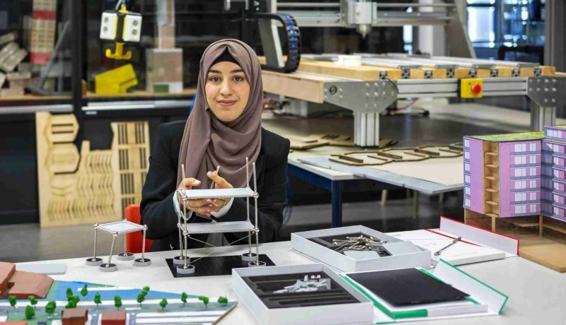 Sumya Mobder in de maquettewerkplaats van de HAN-opleiding Bouwkunde