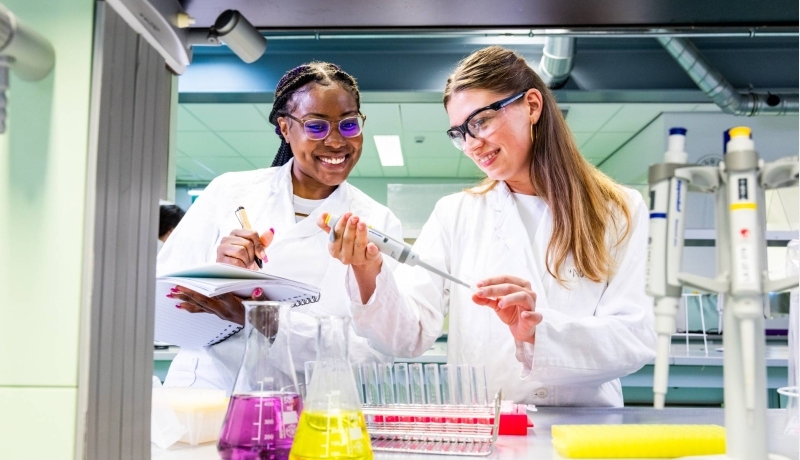 studenten met een pipet aan het werk in een bml lab