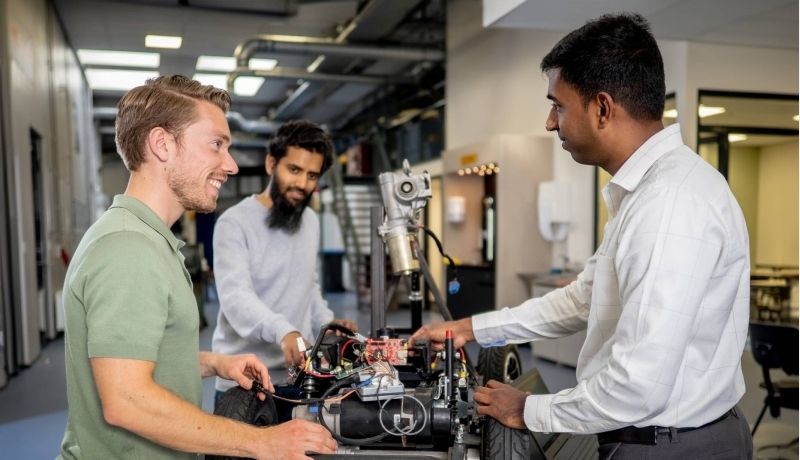 Een docent en twee studenten van de Master Engineering Systems Cyber Physical Systems werken aan het MORE-project, de scootmobiel.