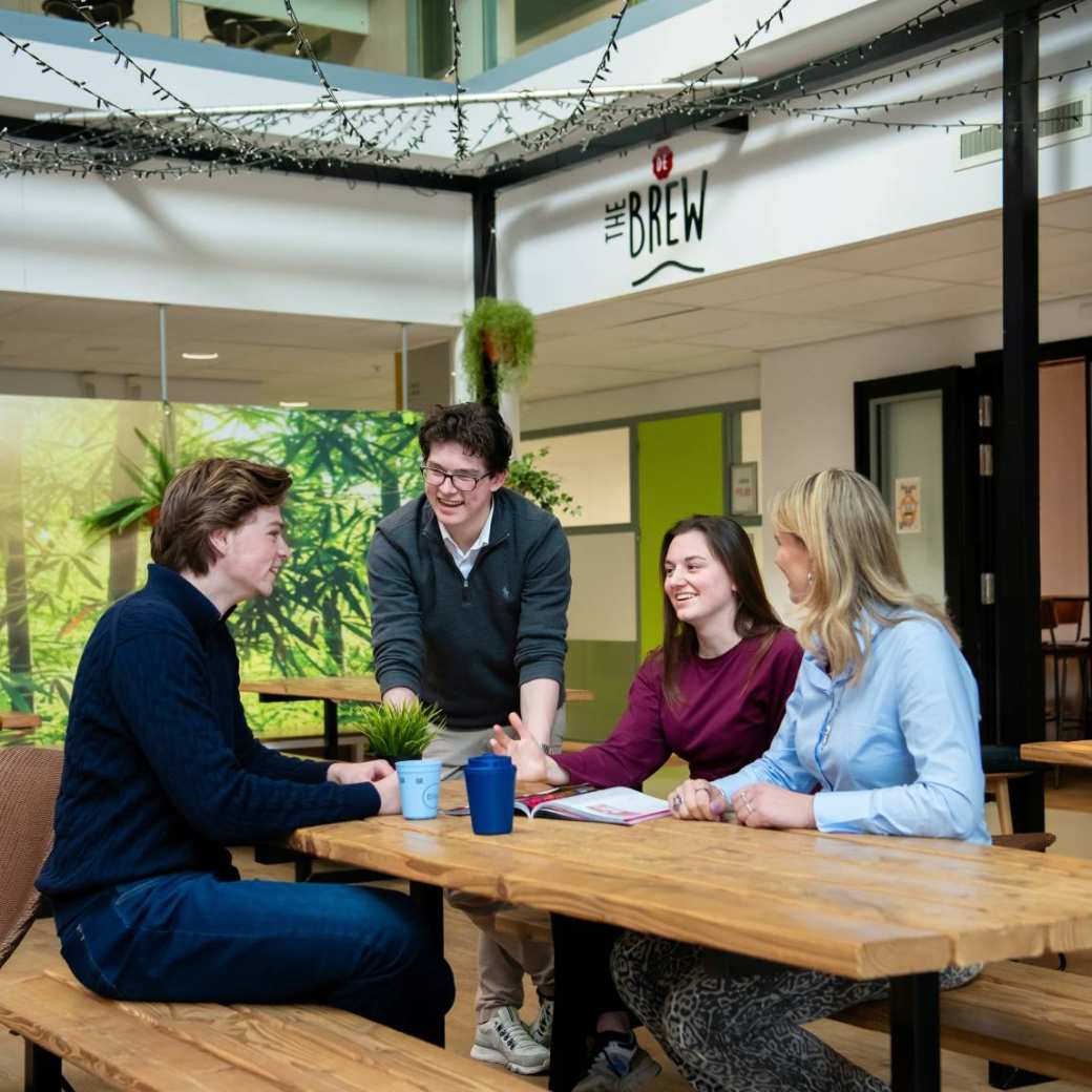 Studenten van hbo Bedrijfskunde kletsen gezellig in het café op de HAN