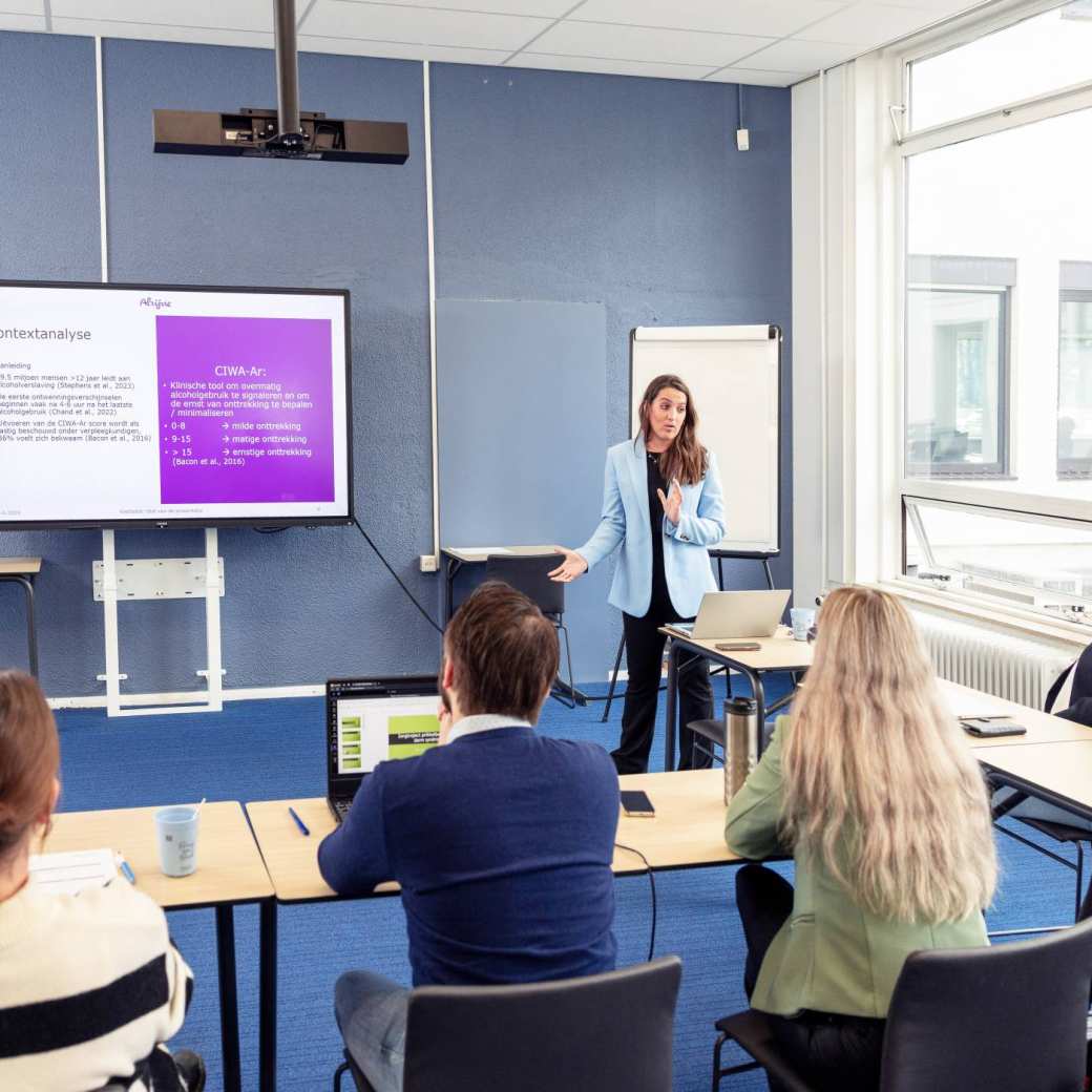Vrouw geeft presentatie tijdens opleiding maag-, lever-, darmverpleegkundige