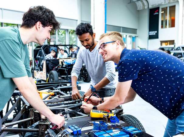Studenten van de master Engineering Systems Automotive Systems doen metingen aan de MORE Vehicle.