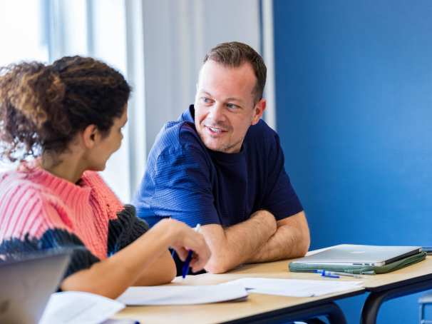 Man en vrouw zijn is overleg tijdens de cursus acute pijn service.