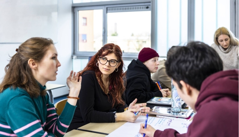 International Social Work studenten die enthousiast zijn over het voeren van persoonlijke gesprekken.