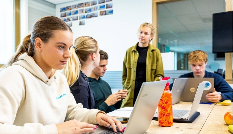 sportkunde  sportqube studenten aan het werk met docent2 2023
