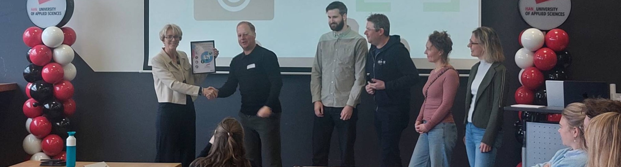 Aly Smelt neemt het certificaat voor de meest inclusieve hbo-website in ontvangst