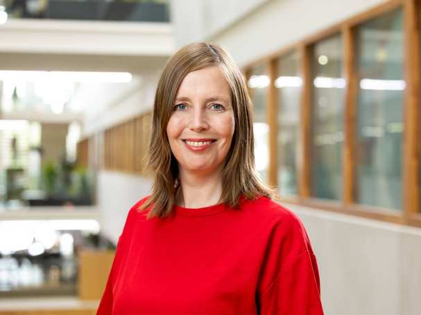 Portretfotot Marloes Kleinjan, rode trui dragend