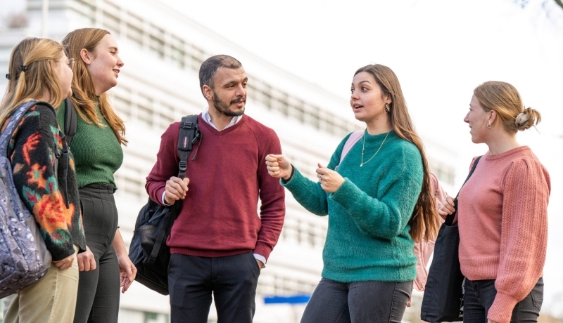 4 hbo master studenten volgen samen les in een lokaal